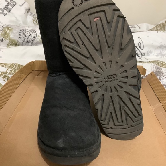 Worn Black Short Ugg Boots - Picture 4 of 4